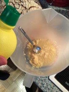 Zitronensaft zum Ingwer geben