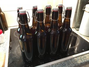 Acht fertig befüllte und verschlossene Flaschen