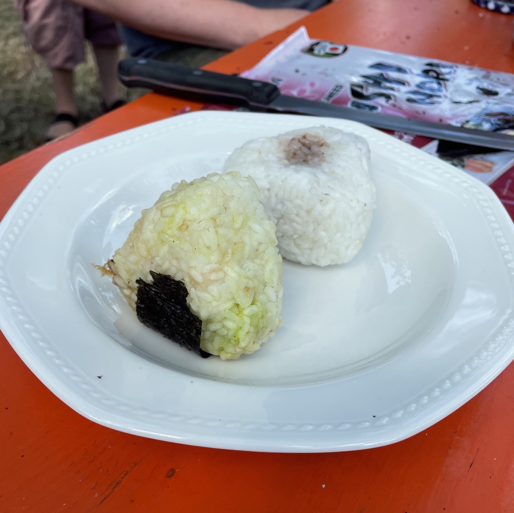 Foto von zwei Onigiri auf einem Teller